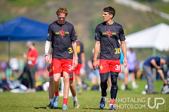 Dark Star vs. Johnny Bravo in pool play at USAU Club Championships