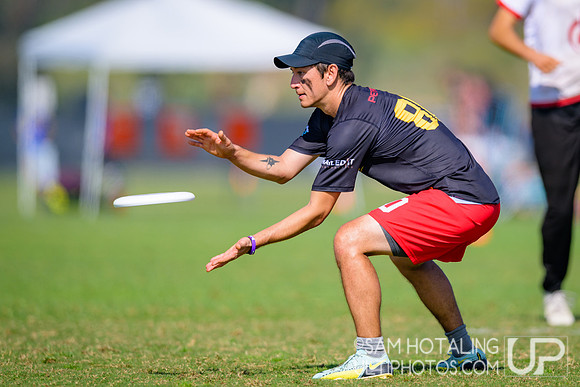 Dark Star vs. Johnny Bravo in pool play at USAU Club Championships