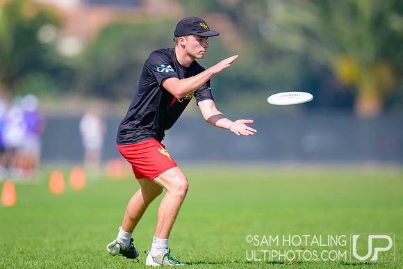 Dark Star vs. Johnny Bravo in pool play at USAU Club Championships