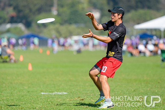 Dark Star vs. Johnny Bravo in pool play at USAU Club Championships