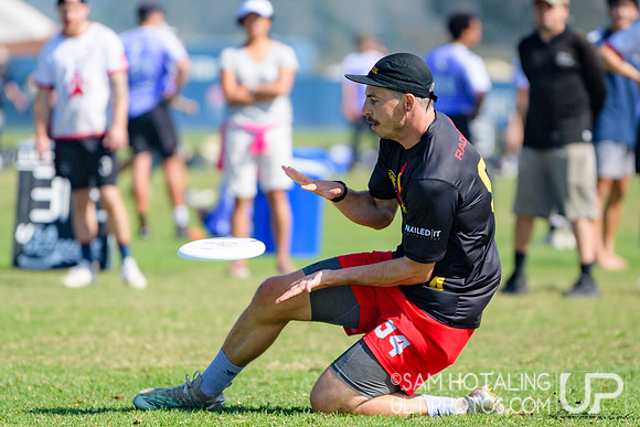 Dark Star vs. Johnny Bravo in pool play at USAU Club Championships