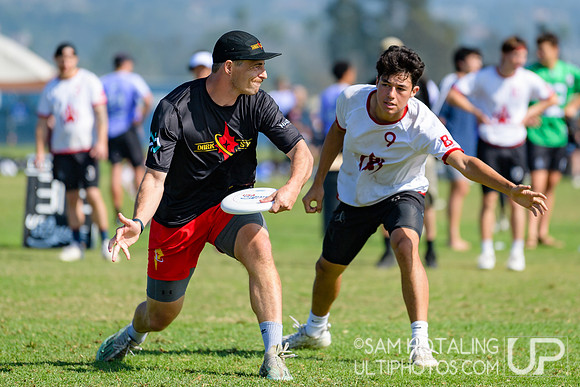 Dark Star vs. Johnny Bravo in pool play at USAU Club Championships