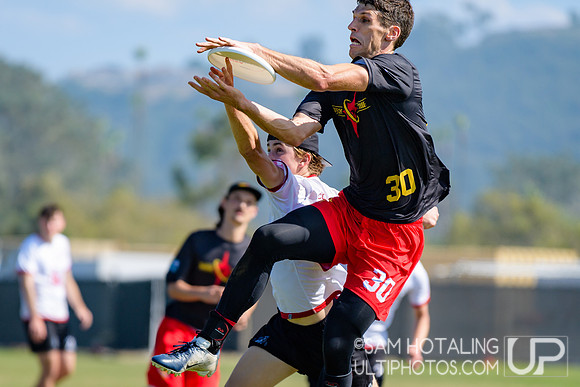 Dark Star vs. Johnny Bravo in pool play at USAU Club Championships