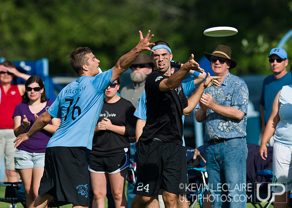 2014 USAU D-I College Champs Sunday Qtrs Action