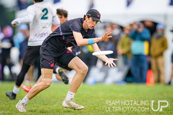 Lewis & Clark Bacchus vs Middlebury Pranksters (M) in finals at USAU D-III College Championships