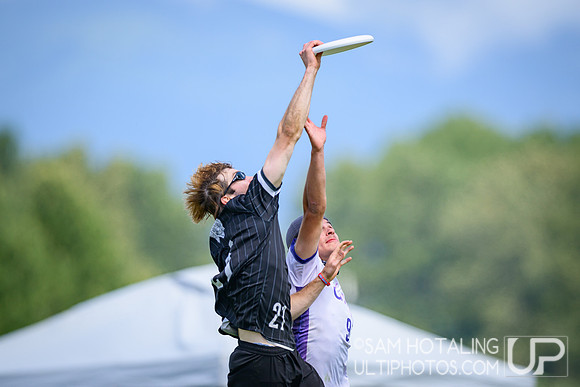 Bowdoin Clown vs Carleton College CHOP in quarterfinals at USAU D-III College Championships