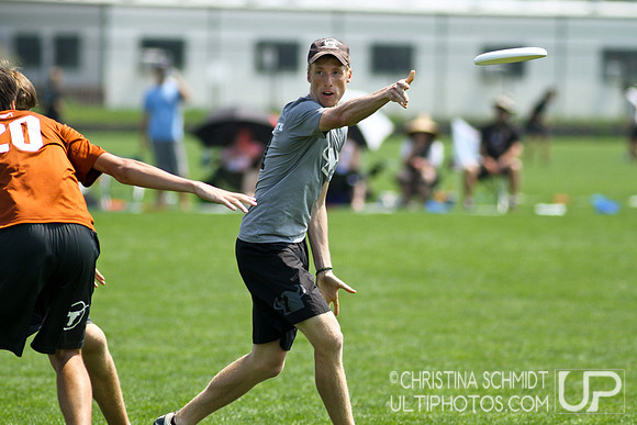 2012 USAU D-I College Championships Saturday Round 4 Action