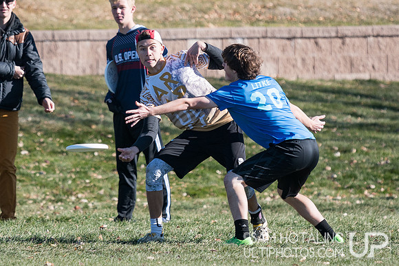 BROOMFIELD, CO: Arapahoe Black vs. Lakewood DEEP; Pool Play at CO Mixed HS States, Nov. 10, 2018. © Samuel Hotaling for UltiPhotos