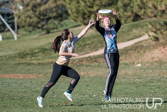 BROOMFIELD, CO: Arapahoe Black vs. Lakewood DEEP; Pool Play at CO Mixed HS States, Nov. 10, 2018. © Samuel Hotaling for UltiPhotos