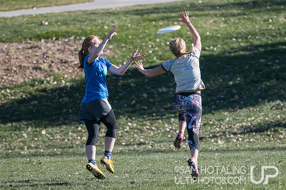 BROOMFIELD, CO: Arapahoe Black vs. Lakewood DEEP; Pool Play at CO Mixed HS States, Nov. 10, 2018. © Samuel Hotaling for UltiPhotos