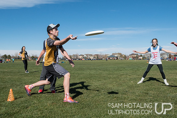 BROOMFIELD, CO: Arapahoe Gold vs. East High Angels; Pool Play at CO HS Mixed DII States, Nov. 10, 2018. © Samuel Hotaling for UltiPhotos