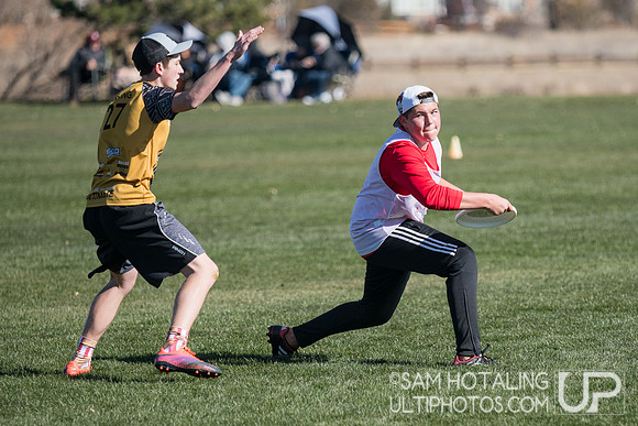 BROOMFIELD, CO: Arapahoe Gold vs. East High Angels; Pool Play at CO HS Mixed DII States, Nov. 10, 2018. © Samuel Hotaling for UltiPhotos
