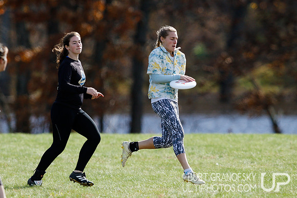 Sunday Div A Action -- 2018 USAU NE College Mixed Regionals