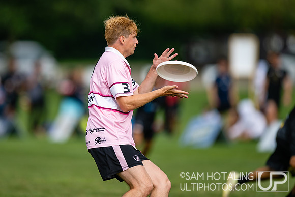 Buzz Bullets vs Seattle Sockeye in pool play at World Ultimate Club Championships