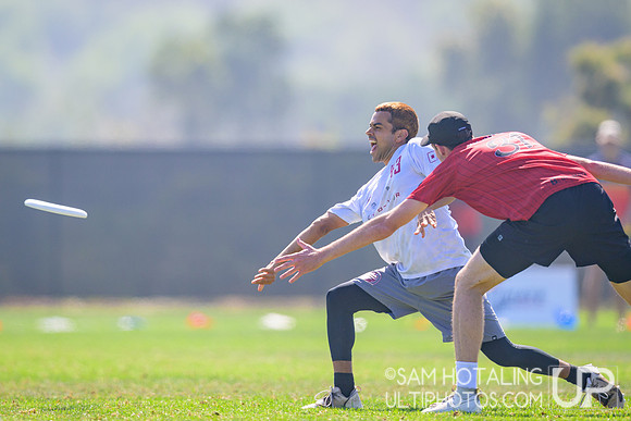 Johnny Bravo vs. Revolver in quarterfinals at USAU Club Championships