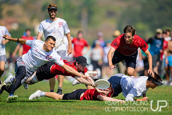 Johnny Bravo vs. Revolver in quarterfinals at USAU Club Championships