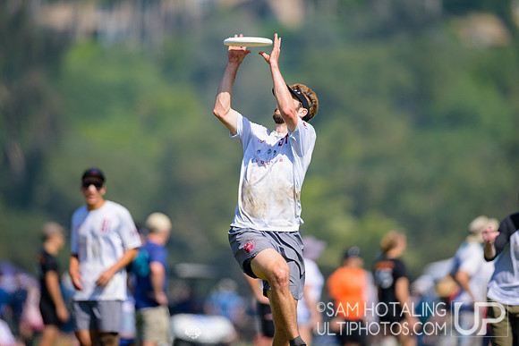 Johnny Bravo vs. Revolver in quarterfinals at USAU Club Championships