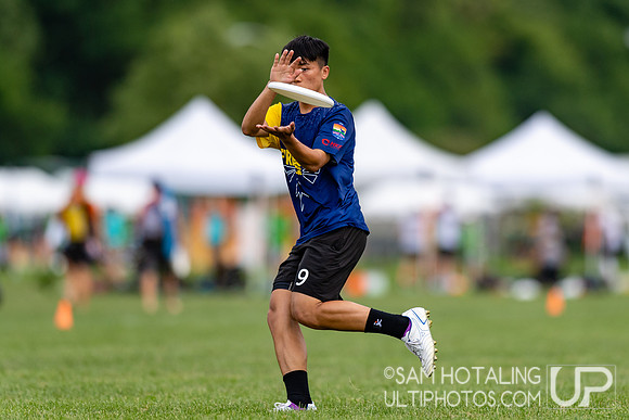 Fireflies vs Reading Ultimate in pool play at World Ultimate Club Championships
