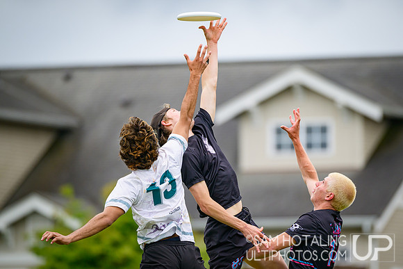 Lewis & Clark Bacchus vs Middlebury Pranksters (M) in finals at USAU D-III College Championships