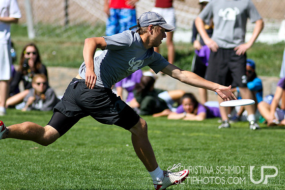 2012 USAU D-I College Championships Sunday Qtrs Action