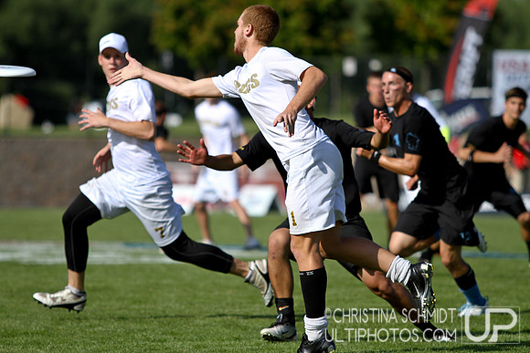 2012 USAU D-I College Championships Friday Round 1 Action