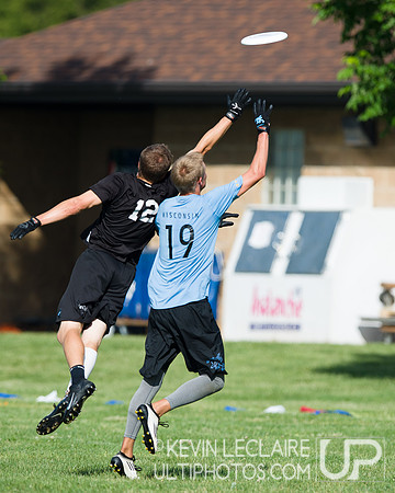 2014 USAU D-I College Champs Sunday Qtrs Action