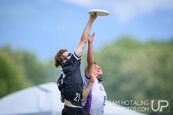 Bowdoin Clown vs Carleton College CHOP in quarterfinals at USAU D-III College Championships
