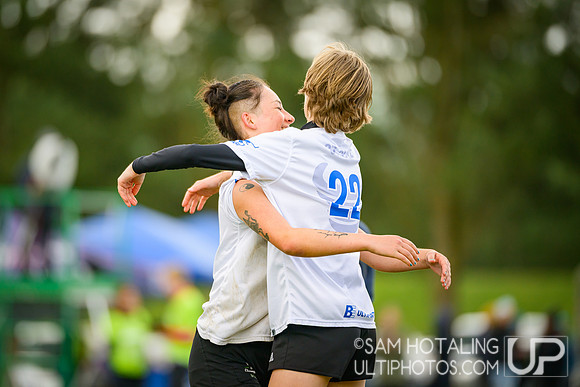 St. Olaf Vortex vs Wesleyan Vicious Circles in quarterfinals at USAU D-III College Championships