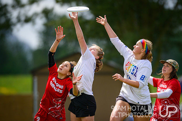 St. Olaf Vortex vs Wesleyan Vicious Circles in quarterfinals at USAU D-III College Championships