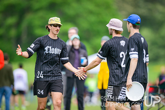 Bowdoin Clown vs Carleton College CHOP in quarterfinals at USAU D-III College Championships