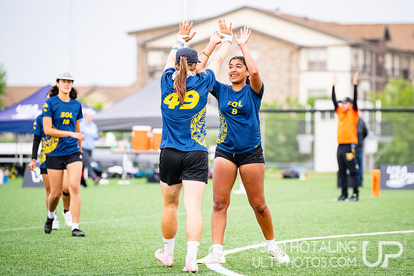 Women’s pool play at USAU DI College Championships