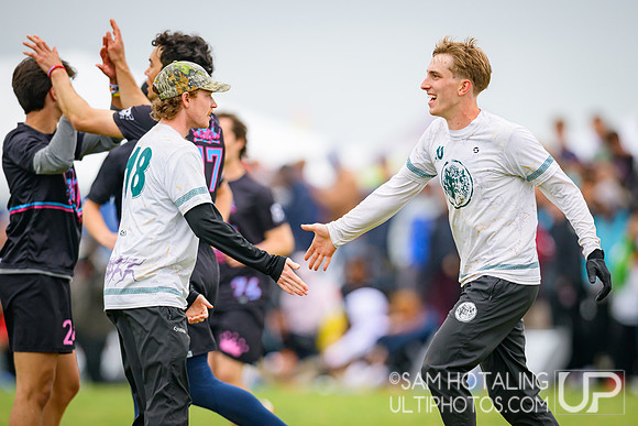 Lewis & Clark Bacchus vs Middlebury Pranksters (M) in finals at USAU D-III College Championships