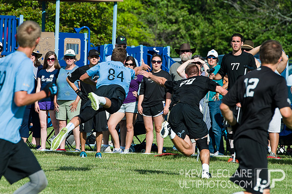 2014 USAU D-I College Champs Sunday Qtrs Action