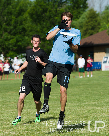 2014 USAU D-I College Champs Sunday Qtrs Action