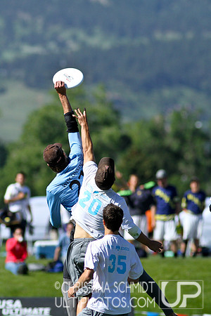 2012 USAU D-I College Championships Sunday Qtrs Action