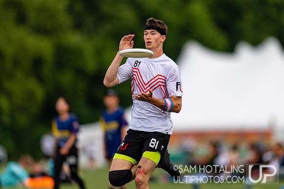 Fireflies vs Reading Ultimate in pool play at World Ultimate Club Championships