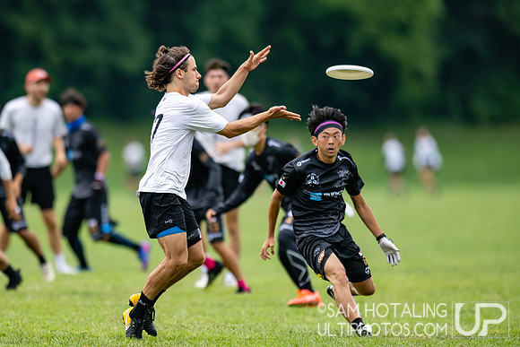 Buzz Bullets vs Wall City in pool play at World Ultimate Club Championships