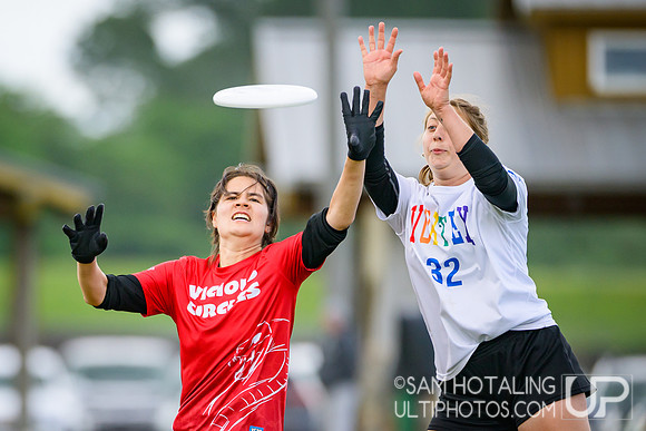 St. Olaf Vortex vs Wesleyan Vicious Circles in quarterfinals at USAU D-III College Championships