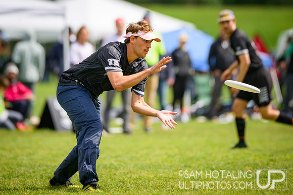 Bowdoin Clown vs Carleton College CHOP in quarterfinals at USAU D-III College Championships