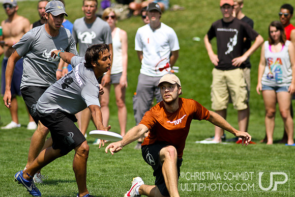 2012 USAU D-I College Championships Saturday Round 4 Action