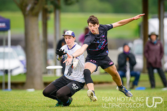 Lewis & Clark Bacchus vs Middlebury Pranksters (M) in finals at USAU D-III College Championships