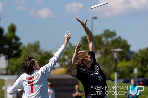Finn Gray (Rising Tide U20B #46) rises in front of Landyn Jones (Flying Pig #7)