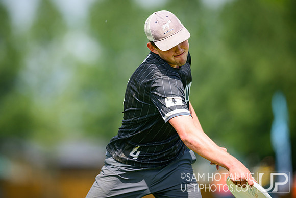 Bowdoin Clown vs Carleton College CHOP in quarterfinals at USAU D-III College Championships