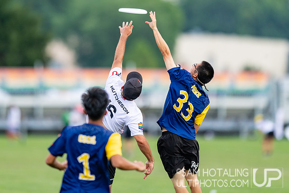 Fireflies vs Reading Ultimate in pool play at World Ultimate Club Championships
