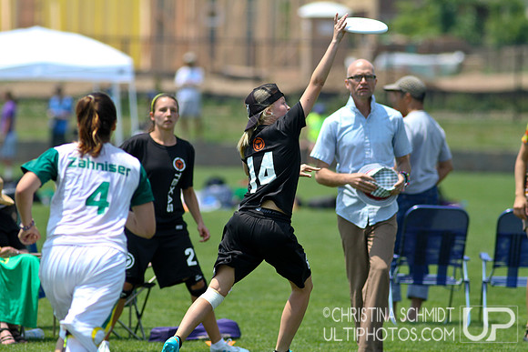 2012 USAU D-I College Championships Saturday Round 3 Action