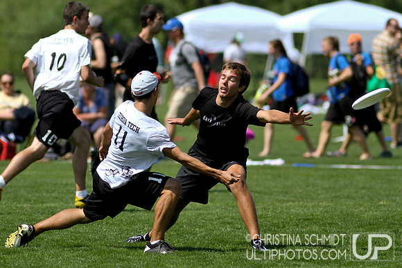 2012 USAU D-I College Championships Friday Round 1 Action