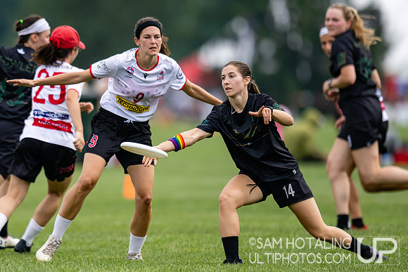 CUSB Shout vs Stella in pool play at World Ultimate Club Championships