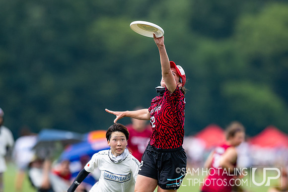 Chicago Nemesis vs Swampybarg in pool play at World Ultimate Club Championships
