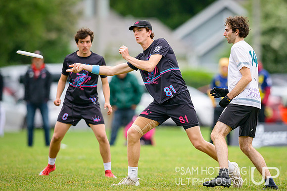 Lewis & Clark Bacchus vs Middlebury Pranksters (M) in finals at USAU D-III College Championships