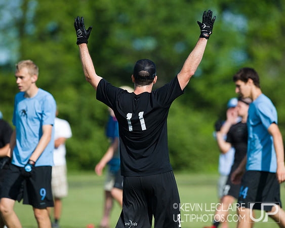 2014 USAU D-I College Champs Sunday Qtrs Action